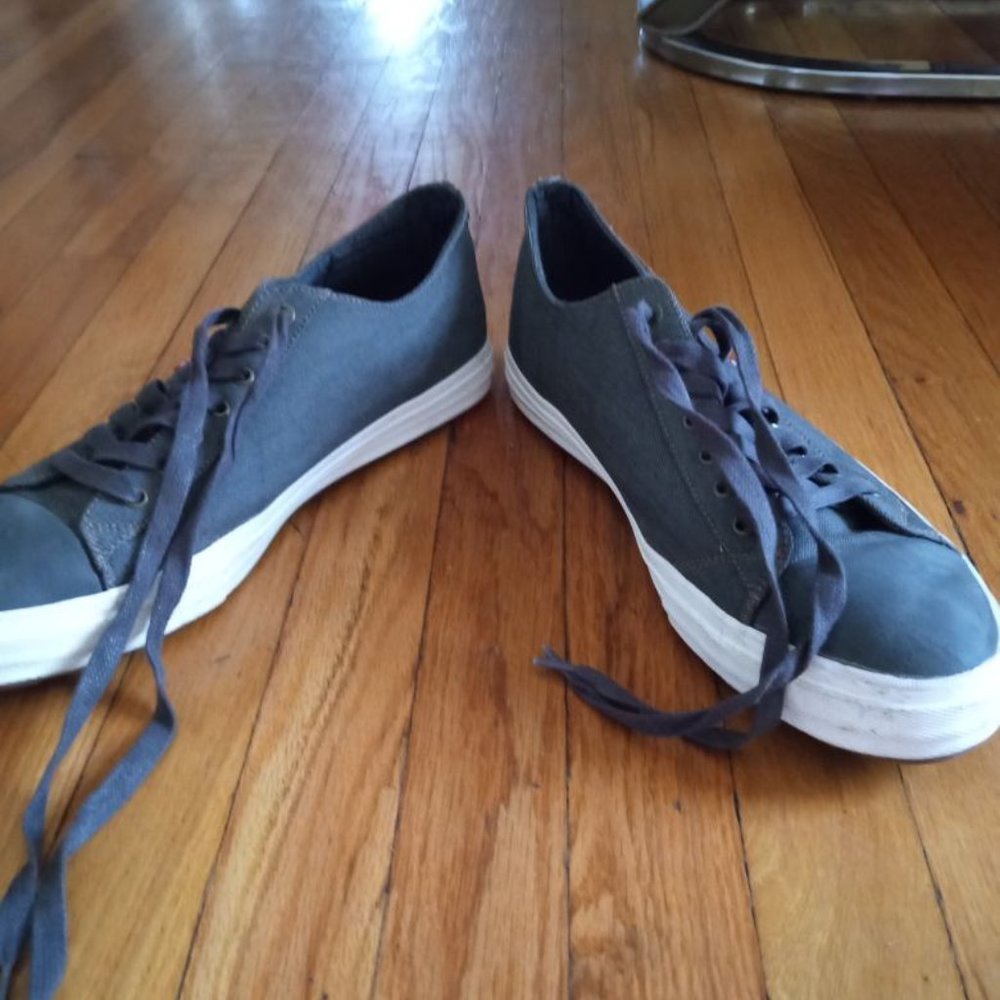 Men Blue Jean Levi's shoes worn once size 13